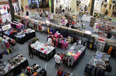 Patong, Phuket, Tayland-25 Temmuz, 2019: müşterilerin içinde Jungceylon Alışveriş Merkezi, Phuket, Tayland