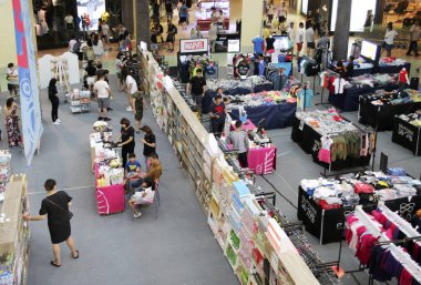 Patong, Phuket, Tayland-25 Temmuz, 2019: müşterilerin içinde Jungceylon Alışveriş Merkezi, Phuket, Tayland