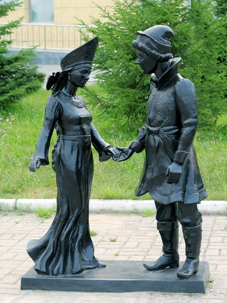 Nefteyugansk, Rusya-29 Temmuz 2019: Ivan ve Princess Maria heykeli, ünlü peri masalı şiirinin temel karakterleri küçük Humpdestekli at (Konyok-Gorbunok) Pyotr Yershov tarafından