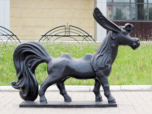 Nefteyugansk Rusia Julio 2019 Escultura Del Caballo Jorobado Personaje Principal — Foto de Stock