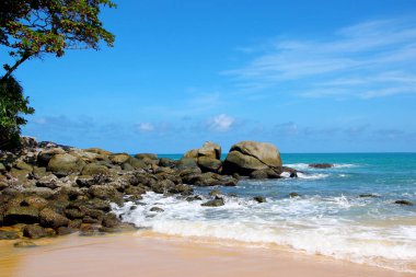 Kayalar, sörf ve deniz üzerinde mavi gökyüzü, Karon kumlu plaj, Tayland