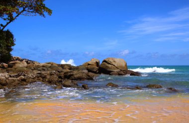 Kayalar, sörf ve deniz üzerinde mavi gökyüzü, Karon kumlu plaj, Tayland