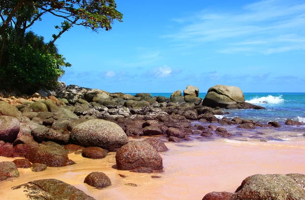 Rotsblokken Branding Blauwe Hemel Boven Zee Karon Sandy Beach Thailand — Stockfoto