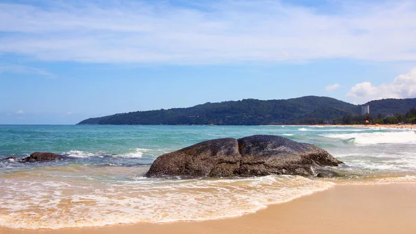 Boulders Surf Ciel Bleu Sur Mer Karon Plage Sable Thaïlande — Photo