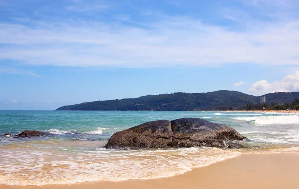 Boulders Surf Ciel Bleu Sur Mer Karon Plage Sable Thaïlande — Photo