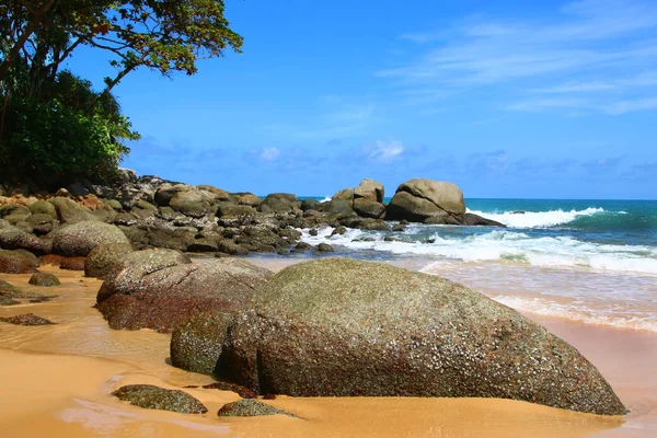 Rotsblokken Branding Blauwe Hemel Boven Zee Karon Sandy Beach Thailand — Stockfoto