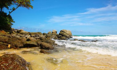 Kayalar, sörf ve deniz üzerinde mavi gökyüzü, Karon kumlu plaj, Tayland