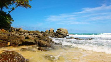 Kayalar, sörf ve deniz üzerinde mavi gökyüzü, Karon kumlu plaj, Tayland