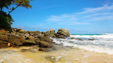 Kayalar, sörf ve deniz üzerinde mavi gökyüzü, Karon kumlu plaj, Tayland