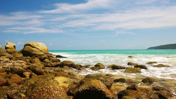 Rotsblokken Branding Blauwe Hemel Boven Zee Karon Sandy Beach Thailand — Stockfoto