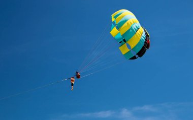 Parasail Üzerinde Karon plajı, Phuket, Tayland 