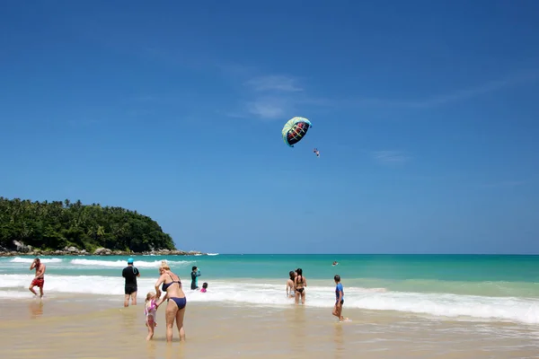 Phuket, Tayland - 09 Ağustos 2019: Güneşli bir günde Karon sahilinde tatilciler