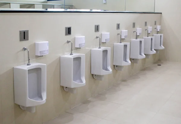 Urinais Banheiro Masculino Banheiro Público — Fotografia de Stock