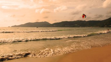 Sahilde gün batımı, Patong, Phuket, Tayland