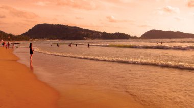 Sahilde gün batımı, Patong, Phuket, Tayland