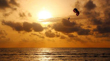 Gün batımı gökyüzünde parasailing, Patong plaj, Phuket, Tayland