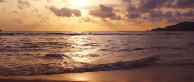 Sahilde gün batımı, Patong, Phuket, Tayland