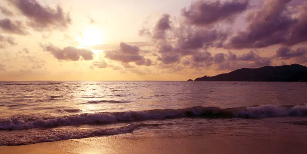 Sahilde gün batımı, Patong, Phuket, Tayland