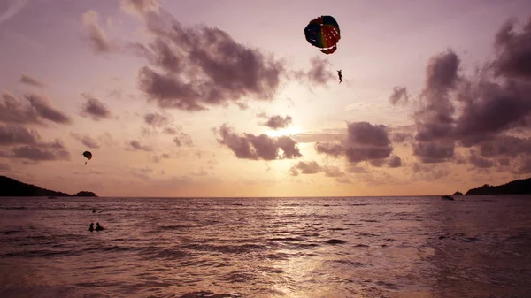 Parasailing Céu Por Sol Praia Patong Phuket Tailândia — Fotografia de Stock