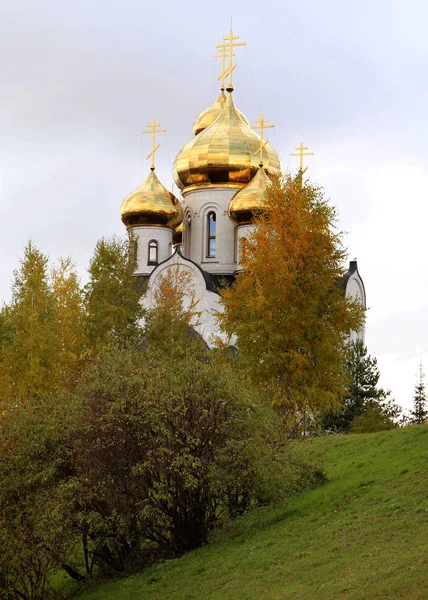 山上的东正教教堂建筑 秋天的风景 — 图库照片
