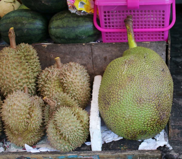 Frutas Frescas Nas Prateleiras Quiosque Vendedores Ambulantes Uma Rua Tailândia — Fotografia de Stock