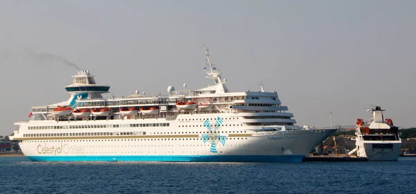 Rodos, Yunanistan - Haziran 06, 2019: Celestyal Olympia yolcu gemisi Rodos, Mandraki limanı, Rodos, Yunanistan