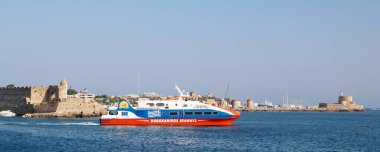 RHODES, GREECE - Haziran 06, 2019 - Dodekanisos Seaways feribot şirketinin gururlu feribotu Rodos, Mandraki limanı, Rodos, Yunanistan