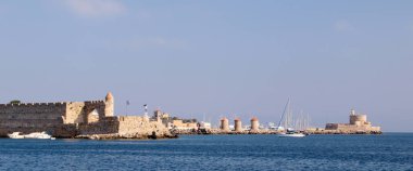 Rodos, Mandraki limanı, Eski Rodos Kasabası 'nın tahkimatlarının manzarası.