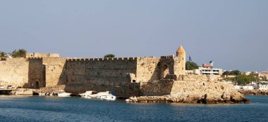 Rodos, Mandraki limanı, Eski Rodos Kasabası 'nın tahkimatlarının manzarası.