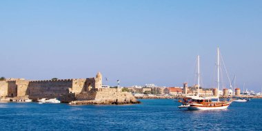 Rodos, Mandraki limanı, Eski Rodos Kasabası 'nın tahkimatlarının manzarası.