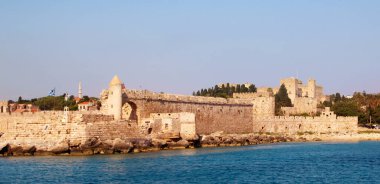Rodos, Mandraki limanı, Eski Rodos Kasabası 'nın tahkimatlarının manzarası.