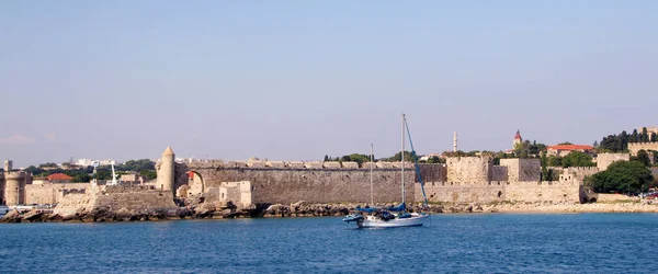 罗得岛 曼德拉基港 罗得岛古城的防御工事景观 — 图库照片
