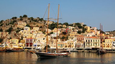 SYMI, GREECE - HAZİRAN 05, 2020: Symi kasabası, Suriye adası, renkli evler ve liman manzarası