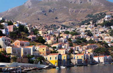 SYMI, GREECE - HAZİRAN 05, 2020: Symi kasabası, Suriye adası, renkli evler ve liman manzarası