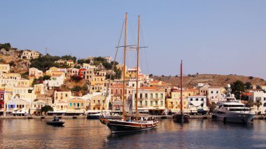 SYMI, GREECE - HAZİRAN 05, 2020: Symi kasabası, Suriye adası, renkli evler ve liman manzarası