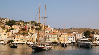 SYMI, GREECE - HAZİRAN 05, 2020: Symi kasabası, Suriye adası, renkli evler ve liman manzarası