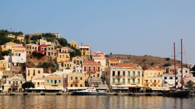 SYMI, GREECE - HAZİRAN 05, 2020: Symi kasabası, Suriye adası, renkli evler ve liman manzarası