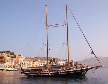 SYMI, GREECE - HAZİRAN 05, 2020: Symi kasabası, Suriye adası, renkli evler ve liman manzarası