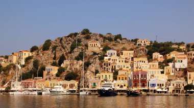 SYMI, GREECE - HAZİRAN 05, 2020: Symi kasabası, Suriye adası, renkli evler ve liman manzarası