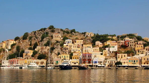 SYMI, GREECE - HAZİRAN 05, 2020: Symi kasabası, Suriye adası, renkli evler ve liman manzarası
