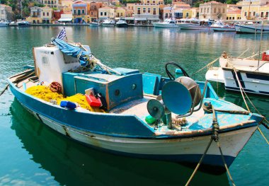 SYMI, GREECE - 14 Haziran 2020: Symi kasabasının limanında balıkçı tekneleri, Yunanistan