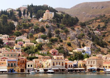 SYMI, GREECE - HAZİRAN 05, 2020: Symi kasabası, Suriye adası, renkli evler ve liman manzarası