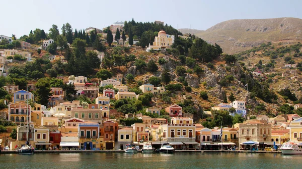 SYMI, GREECE - HAZİRAN 05, 2020: Symi kasabası, Suriye adası, renkli evler ve liman manzarası