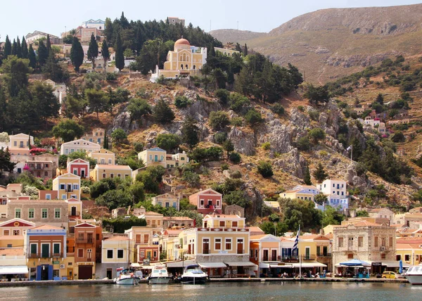 SYMI, GREECE - HAZİRAN 05, 2020: Symi kasabası, Suriye adası, renkli evler ve liman manzarası