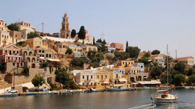 Symi kasabası, Suriye adası, renkli evler ve liman manzarası
