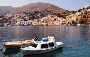 Yunanistan 'ın Suriye adasındaki Symi kasabasında balıkçı tekneleri