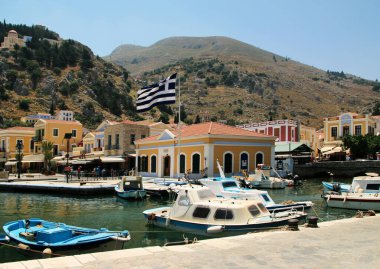 Symi kasabası, Suriye adası, renkli evler ve liman manzarası