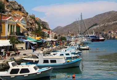Symi kasabası, Suriye adası, renkli evler ve Yialos limanı manzarası