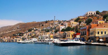 Symi kasabası, Suriye adası, renkli evler ve Yialos limanı manzarası