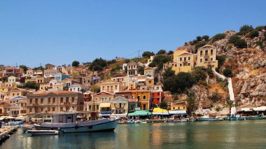 Symi kasabası, Suriye adası, renkli evler ve Yialos limanı manzarası